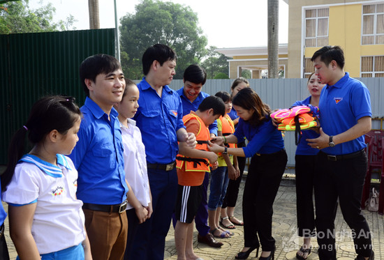 Đại diện Tỉnh đoàn, Thành đoàn Vinh trao tặng áo phao cho các tổ chức cơ sở Đoàn. Ảnh: Thanh Lê