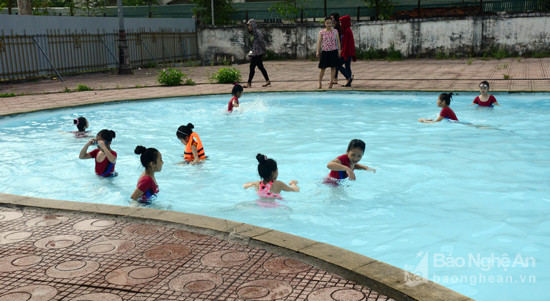 Để phòng tránh tai nạn đuối nước, trẻ em, học sinh cần nâng cao ý thức, chấp hành nghiêm chỉnh các quy định của hồ bơi. Ảnh: Thanh Lê