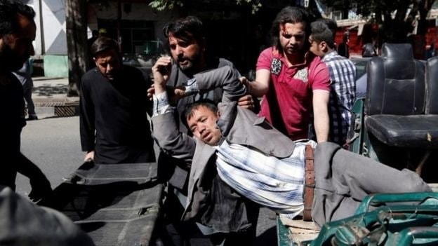 Người bị thương được đưa đi cấp cứu - Ảnh: REUTERS