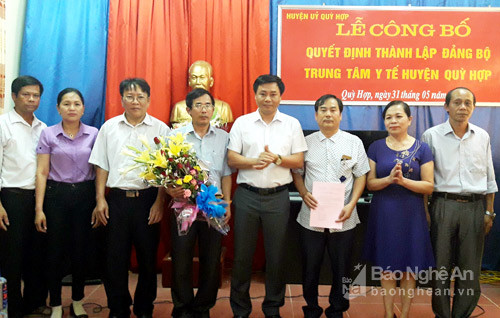 Lãnh đạo huyện ủy Quỳ Hợp trao quyết định thành lập đảng bộ trung tâm y tế huyện Quỳ Hợp