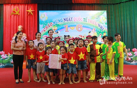 Đây là một trong những chương trình ý nghĩa, khuyến khích con em cán bộ, phóng viên, nhân viên trong đơn vị tiếp tục phấn đấu xứng đáng là con ngoan, trò giỏi. Ảnh: Chu Thanh