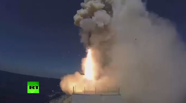 Tên lửa phá hủy vũ khí quân dụng hạng nặng và các tay súng của IS. Ảnh: RT