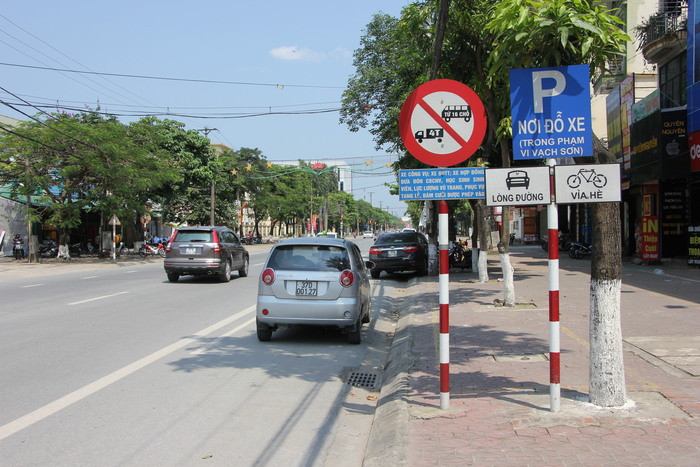 Một trong những biển báo đã hết hiệu lực trên địa bàn thành phố Vinh. Ảnh: Tiến Hùng