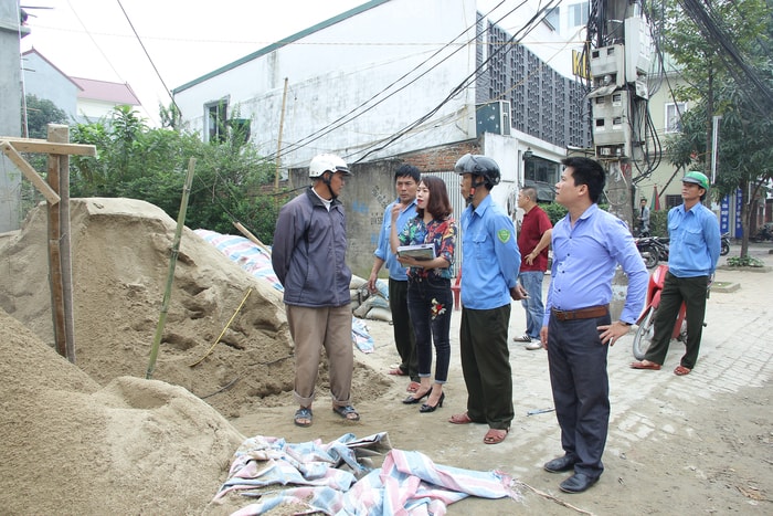 Cán bộ phường Đội Cung (TP. Vinh) tuyên truyền người dân thực hiện chủ trương trật tự đô thị. Ảnh: Thanh Lê