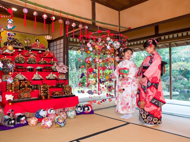 Ở Nhật, Ngày Quốc tế Thiếu nhi là ngày nghỉ toàn quốc, hay còn gọi là “Kodomo no Hi” được tổ chức vào ngày 5/5.  “Kodomo no Hi” là một ngày trong lễ hội Tuần lễ Vàng của Nhật Bản, được tổ chức nhằm tôn vinh trẻ em và mừng chúng được hạnh phúc.  Tại Nhật, theo truyền thống, ngày của trẻ em được tổ chức mỗi năm hai lần: Ngày 3/3 cho trẻ em gái và ngày 5/5 trọng tâm cho các bé trai.