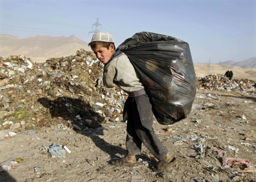 Những thân hình gầy gò, bé nhỏ ở Afghanistan này đang hằng ngày phải lao động, ảnh hưởng rất nhiều tới sức khỏe và khả năng phát triển thể chất.  Ảnh: Reuters