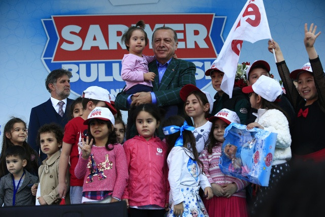 Tại Thổ Nhĩ Kỳ là ngày 23/4, ngày này cũng là “Ngày lễ Chủ quyền quốc gia và Ngày trẻ em”. Ngày trẻ em tại Thổ Nhĩ Kỳ sẽ diễn ra với các hoạt động ngoạn mục và các nghi lễ kéo dài trong một tuần. 