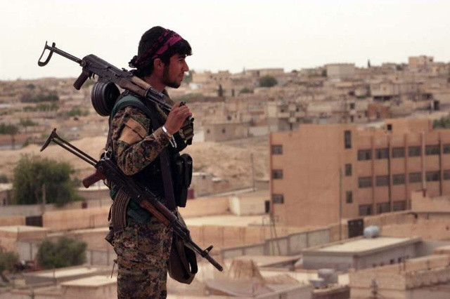 Một tay súng của YPG khi vừa chiếm được cứ điểm quan trọng tại thành phố Tabka, bàn đạp quan trọng để tiến đánh Raqqa. Ảnh: AP