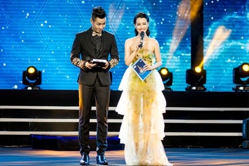 BTV Quỳnh Chi trên sân khấu The Voice 2017