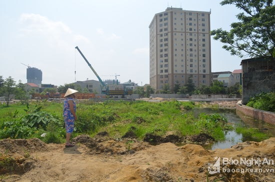 Bà Luận tại nơi thực hiện dự án khu dịch vụ của Công ty Tecco và sân vận động phường Lê Lợi.