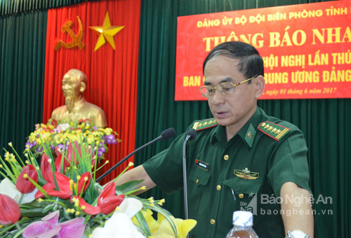  Đại tá Trần Minh Công, Ủy viên Thường vụ Đảng ủy, Phó Chính ủy BĐBP tỉnh Nghệ An thông báo kết quả Hội nghị Trung ương 5 tại hội nghị.