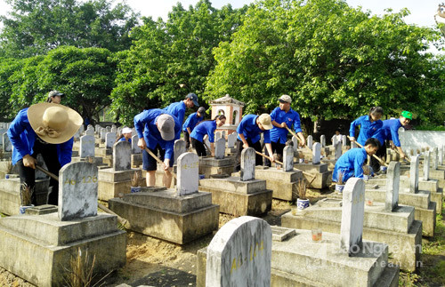 Đoàn viên, thanh niên trường THPT Anh Sơn 3 tham gia chăm sóc Nghĩa trang liệt sỹ Việt - Lào. Ảnh: Hương Liên