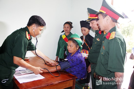  Các y, bác sỹ Bộ CHQS tỉnh Nghệ An khám cho đồng bào