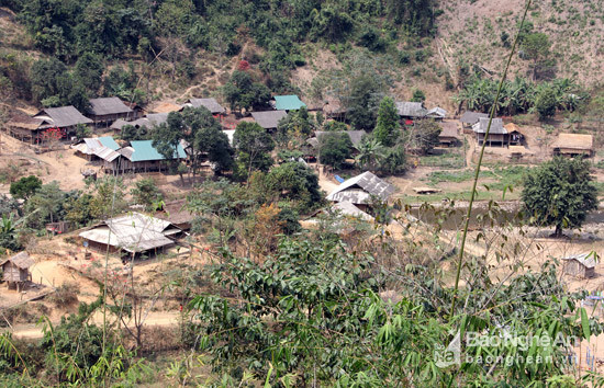 Bản người Khơ mú Phia Khăm 2, xã Bắc Ký, huyện Kỳ Sơn có 43 hộ dân, đa số bà con làm nghề rẫy.