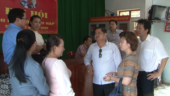 Bà Chăn Phết Khăm Phong Cục trưởng Cục văn hóa quần chúng nước Cộng hòa dân chủ nhân dân Lào (áo trắng) thăm quan nhà văn hóa khối Hiếu Hạp phường Nghi Thu TX Cửa Lò