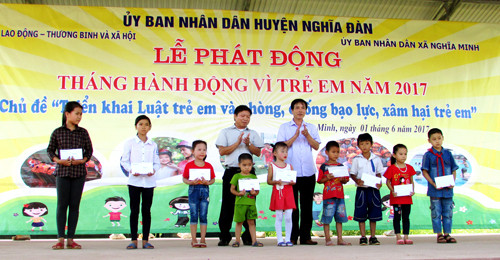 UBND huyện Nghĩa Đàn tặng quà cho các em nhân ngày 1/6. Ảnh: Minh Thái