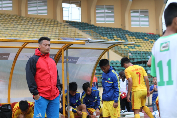 HLV Phạm Bùi Minh không thể hài lòng với màn trình diễn của các học trò sau 3 trận đấu đã qua. Ảnh: Trung Kiên
