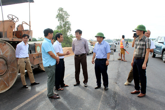 Đồng chí Huỳnh Thanh Điền cùng đoàn công tác kiểm tra thực địa thi công tuyến N5. Ảnh: Nguyên Sơn