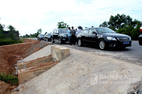 Các cống và đường vuốt nối đường ngang dân sinh cơ bản hoàn thành. Ảnh: Nguyên Sơn