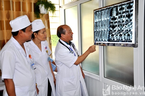 GS Cao Minh Châu cùng các bác sỹ của Bệnh viện PHCN Nghệ An 