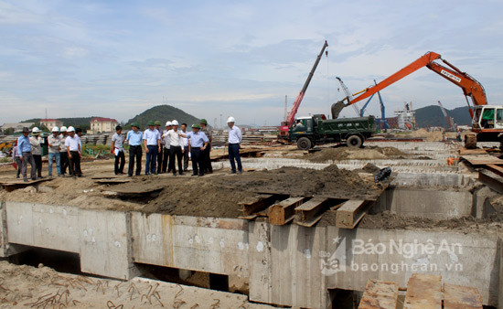 Bến cảng 5,6 của Cảng Cửa Lò do Công ty CP xây dựng Tuấn Lộc đầu tư đang đẩy nhanh tiến độ thi công. Ảnh: Nguyên Sơn