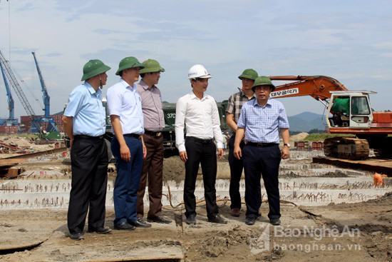 Đồng chí Huỳnh Thanh Điền cùng đoàn công tác kiểm tra thực địa thi công bến cảng 5,6 Cảng Cửa Lò. Ảnh: Nguyên Sơn