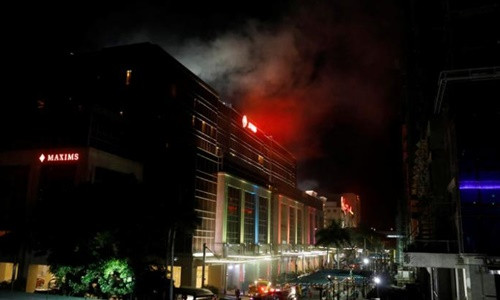 Khói bốc lên từ sòng bạc bị tấn công ở Manila. Ảnh: Reuters