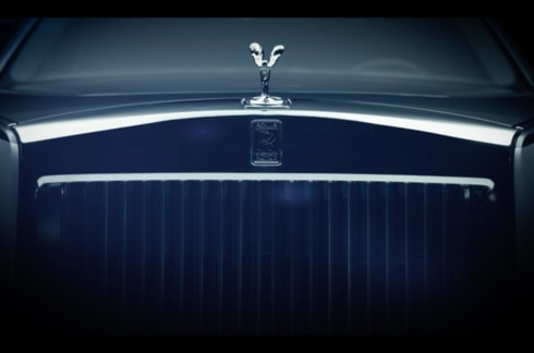 Lưới tản nhiệt quen thuộc của Phantom và biểu tượng Spirit of Ecstasy nổi bật của Rolls-Royce trên Phantom 2018.