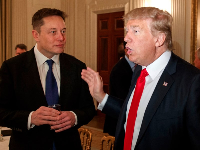 Tỉ phú công nghệ Elon Musk và Tổng thống Mỹ Donald Trump. Ảnh: AP