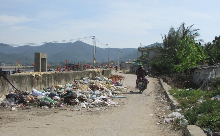  Một đoạn đường bị rác “tấn công”. Ảnh chụp tại địa phận khối Hồng Hải, Quỳnh Phương. Ảnh: Như Sương