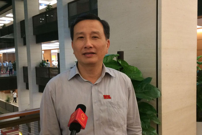 Đại biểu Lê Quang Huy trao đổi với phóng viên về Dự án Luật chuyển giao khoa học - Công nghệ, sáng 2/6. Ảnh: Thanh Loan
