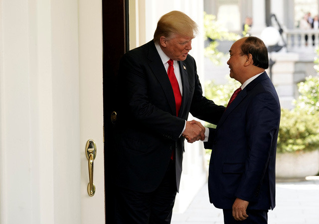 Tổng thống Mỹ Donald Trump đứng chờ ở lối vào Cánh Tây của Nhà Trắng để chào đón Thủ tướng Nguyễn Xuân Phúc vào chiều ngày 31/5 giờ địa phương. (Ảnh: Reuters)