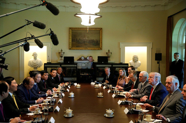 Tổng thống Donald Trump và Thủ tướng Nguyễn Xuân Phúc sau đó dẫn đầu phái đoàn hai nước có cuộc hội đàm song phương tại Nhà Trắng (Ảnh: Reuters)