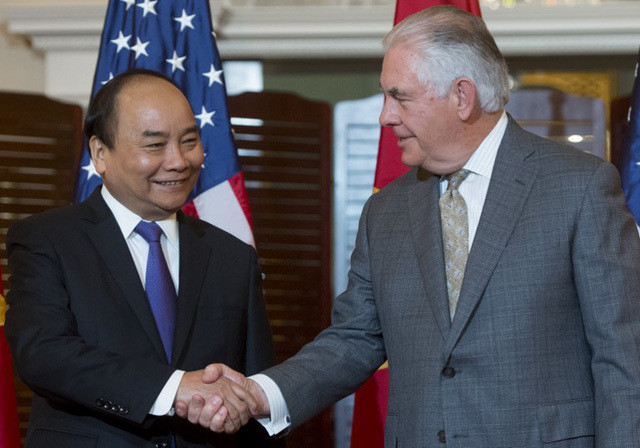 Thủ tướng Phúc và Ngoại trưởng Tillerson bắt tay tại trụ sở Bộ Ngoại giao Mỹ ở thủ đô Washington (Ảnh: AFP)