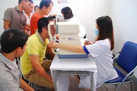Khám chữa bệnh nghề nghiệp cho CNLĐ. Ảnh nilp.vn.