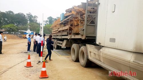 Lực lượng chức năng kiểm tra xe quá khổ, quá tải. Ảnh tư liệu