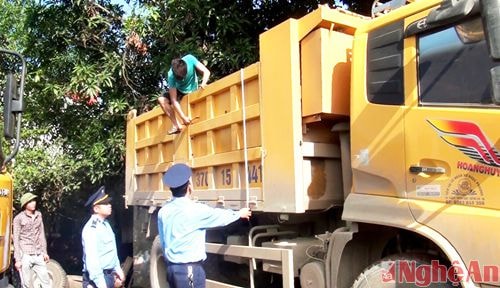 Lực lượng thanh tra giao thông Nghệ An đo đạc thông số thùng xe. Ảnh tư liệu