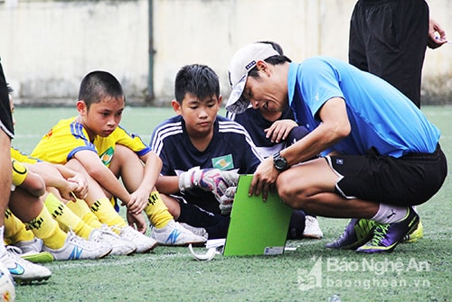 HLV Nguyễn Huy Hoàng dành nhiều tâm huyết cho công tác đào tạo trẻ của bóng đá xứ Nghệ - Ảnh: Trung Kiên.