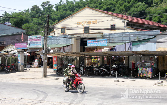 Chợ đầu mối của xã Tam Quang, một trong những nơi nóng nhất ở Tương Dương cũng vắng bóng người trong ngày nắng nóng. Ảnh: Hồ Phương