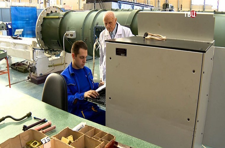 Được thành lập từ năm 1942 và trải qua 75 năm xây dựng và phát triển, Avangard là một trong những nhà máy chế tạo tên lửa hàng đầu ở Nga. Chưa dừng ở đó hiện tại Avangard vẫn đang được Almaz-Antey đầu tư và hổ trợ để mở rộng quy mô sản xuất của nhà máy này nhằm đáp ứng nhu cầu ngày càng lớn của thị trường trong tương lai. Nguồn ảnh: arms-expo.