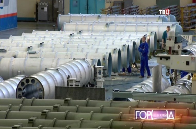 Trong ảnh là hàng chục ống chứa đạn tên lửa dành cho các tổ hợp S-300 và S-400 bên trong một phân xưởng của Avangard. Các ống chứa đạn này được thiết kế để có thể bảo quản tên lửa ở điều kiện tốt nhất trước các tác động từ bên ngoài. Nguồn ảnh: arms-expo.