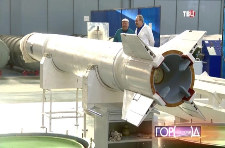 Cận cảnh một quả đạn tên lửa dành cho tổ hợp phòng không S-300 do Avangard chế tạo, nó vẫn đang trong quá trình hoàn thiện trước khi được đưa vào bên trông ống chứa. Nguồn ảnh: arms-expo.