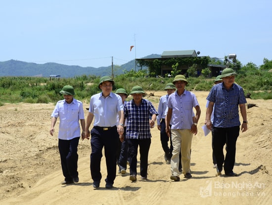 Đồng chí Bí thư Tỉnh ủy Nguyễn Đắc Vinh và đoàn công tác kiểm tra cơ sở khai thác cát sỏi tại huyện Tân Kỳ. Ảnh Thanh Lê