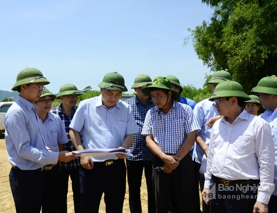 Đoàn công tác kiểm tra thực địa tại Công ty TNHH xây dựng và công nghệ Việt Hoàng diện tích 11,ha tại Nghĩa Đồng. Ảnh Thanh Lê