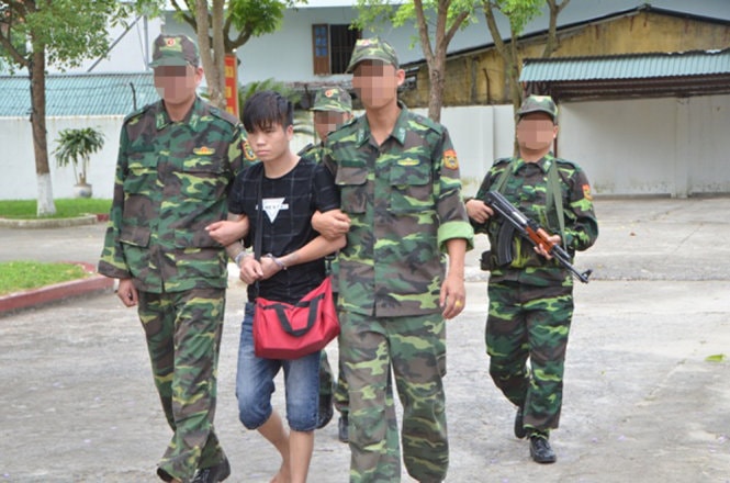 Nghi phạm Hoàng Văn Minh bị bắt giữ khi vận chuyển 9 bánh heroin - Ảnh: THU HẰNG