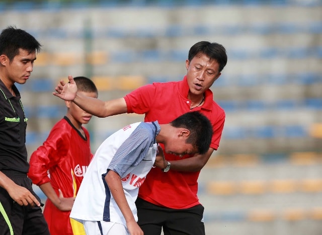 Là người chuyên làm trẻ nên HLV Thành Công rất hiểu tâm lý của các cầu, anh luôn là chỗ dựa tinh thần cho các em. Ảnh : Internet.