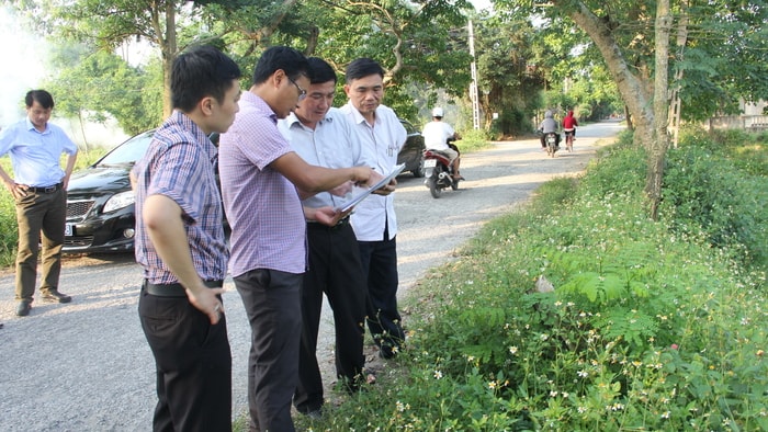 Cấp, ngành chức năng khảo sát địa điểm tái định cư ở xã Nghi Phú (TP. Vinh). Ảnh: Thu Huyền