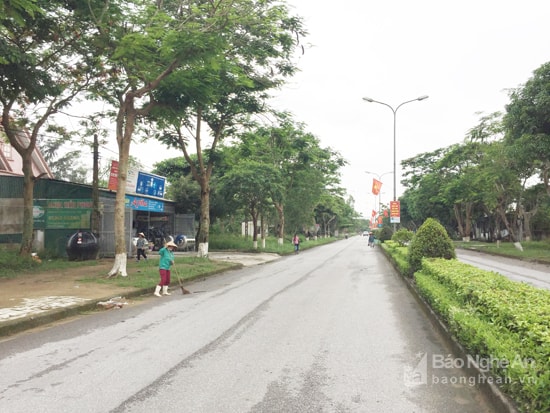 Vệ sinh môi trường tuyến đường Nguyễn Sinh Cung đoạn qua phường Nghi Hương. Ảnh: Đức Dương