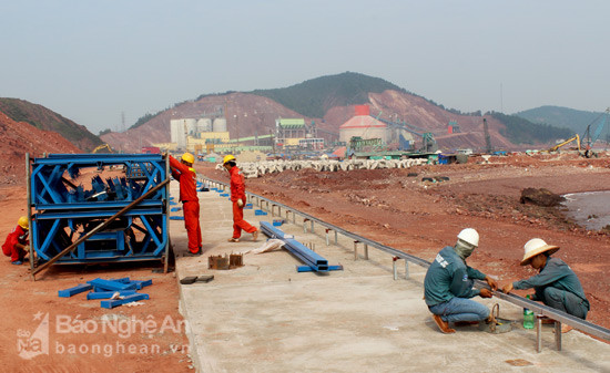  Công nhân đang hoàn thiện lắp đặt hệ thống băng tải hơn 3.000m vận chuyển xi măng và clinker ra bến cảng Nghi Thiết. Ảnh: Nguyên Sơn