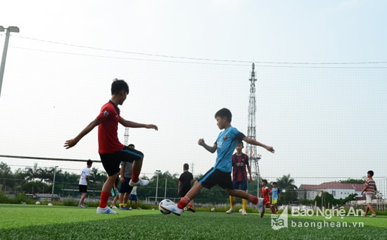 Các cầu thủ Thiếu niên Đô Lương tập luyện các phương án tấn công.